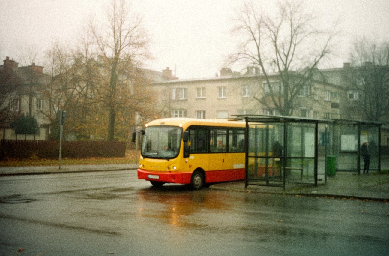 Autobus miejski w Płońsku na przystanku z wiatą, komunikacja miejska linii zielonej i żółtej
