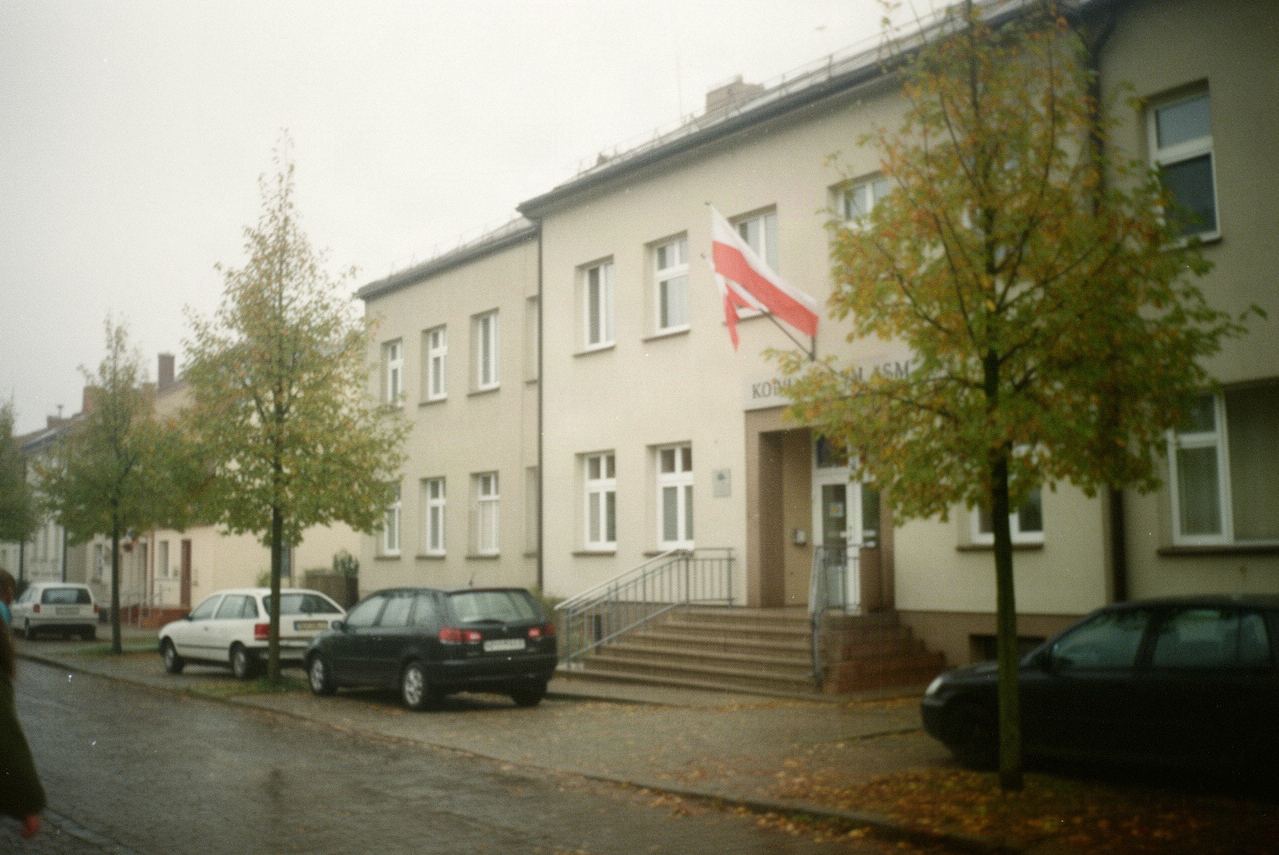 Budynek urzędu miejskiego w małym mieście na Mazowszu, wejście ze schodami i barierką