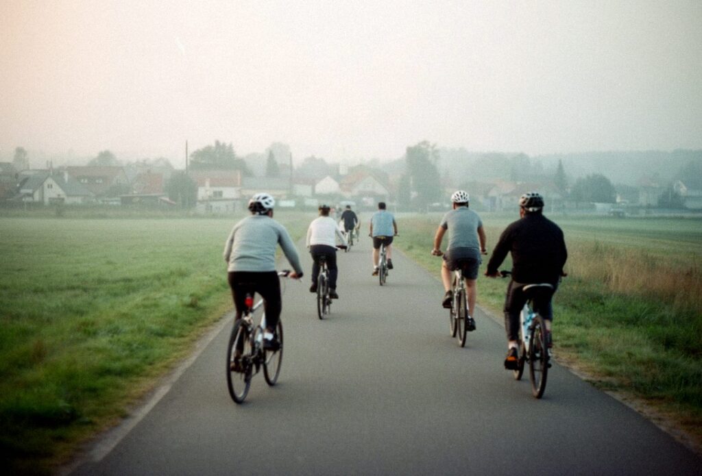 Rowerzyści na starcie amatorskiego wyścigu szosowego